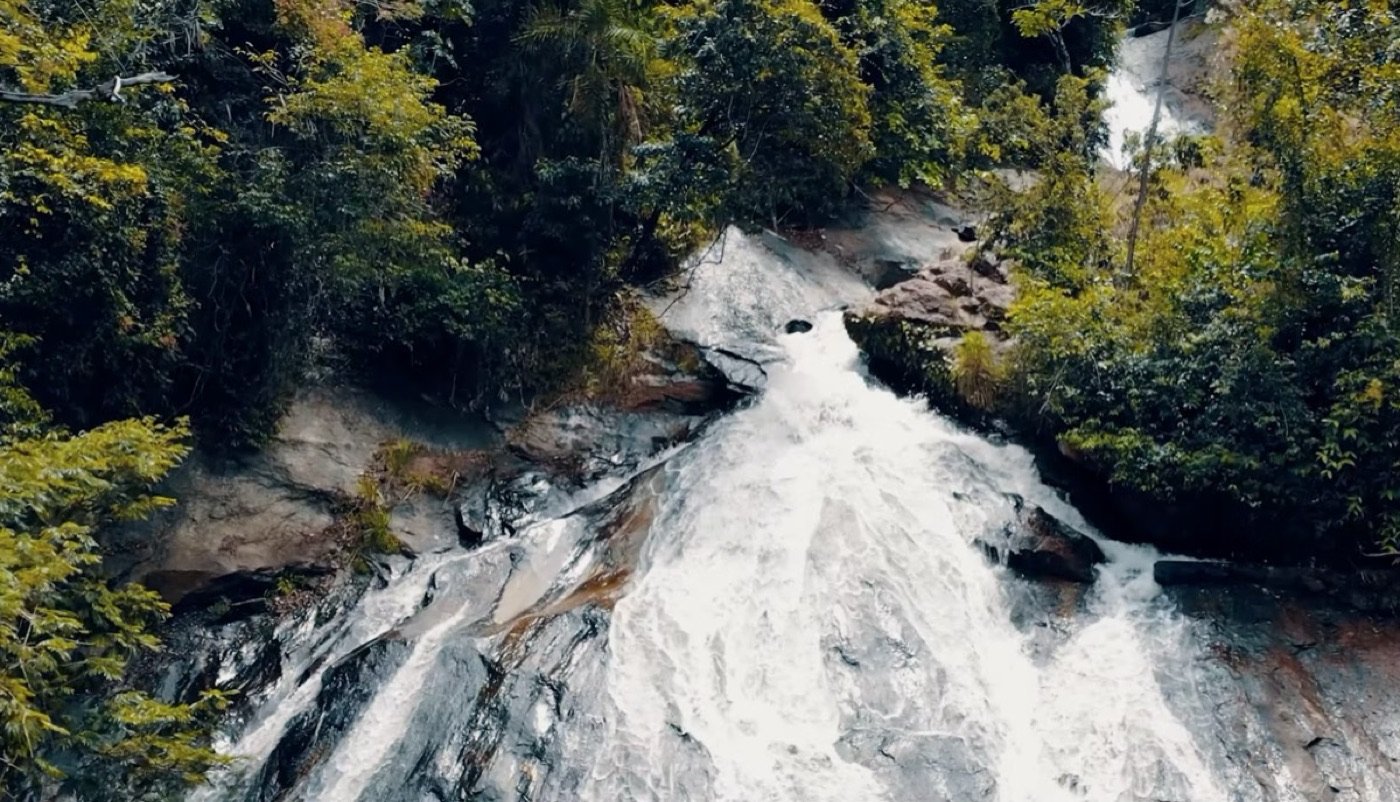Piscina natural verde-esmeralda na base de cachoeira em Guarapari