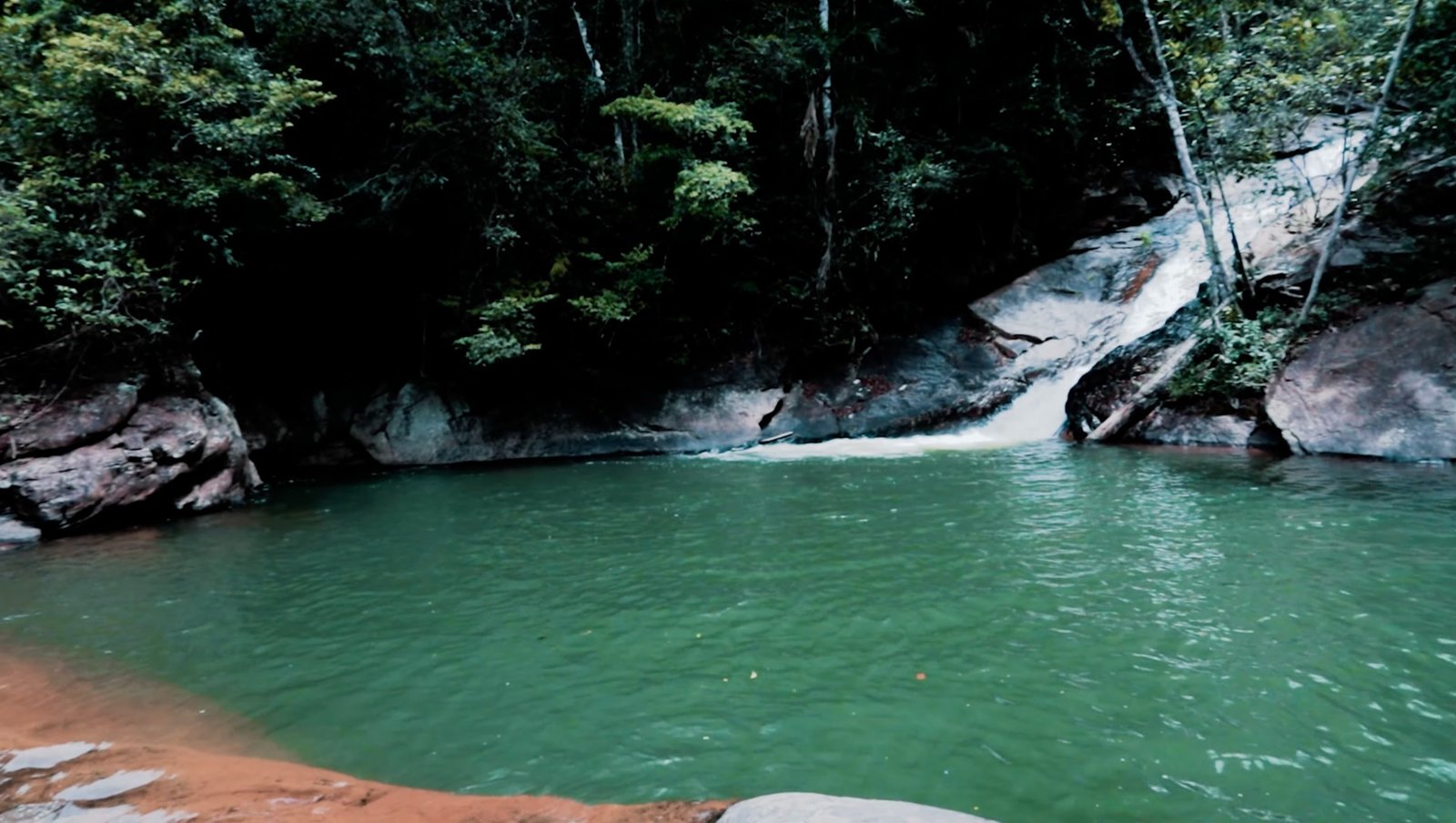 Cachoeira com queda d'água entre pedras e mata atlantica na região serrana de Guarapari