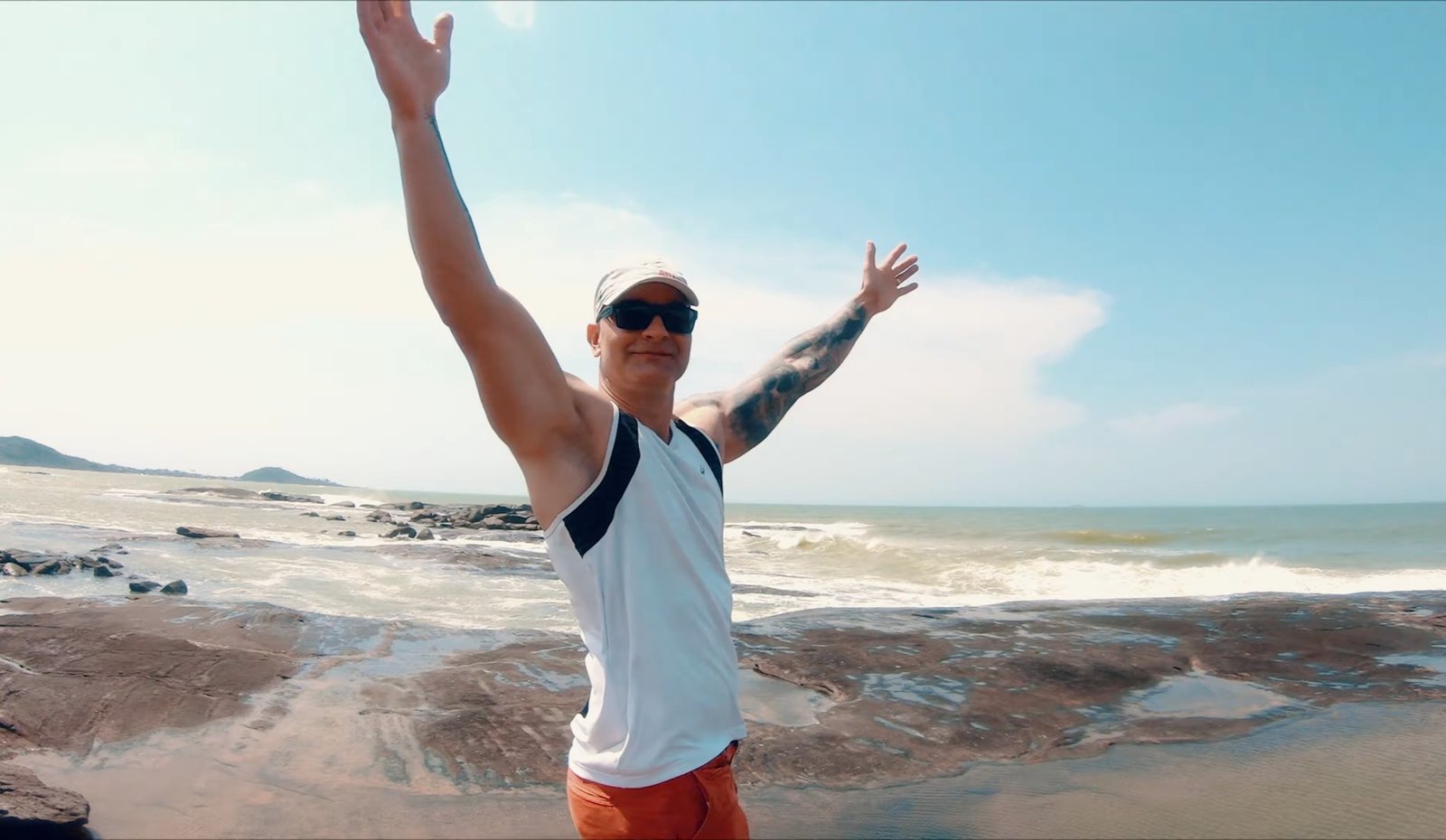 Bruno Felipetto na costa rochosa de Guarapari