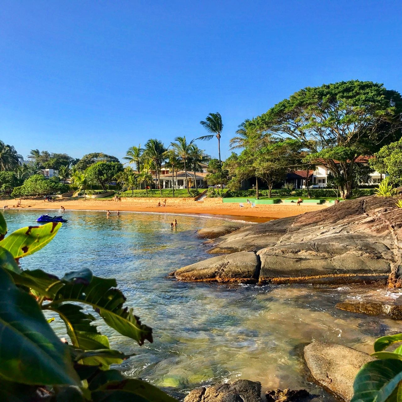 Escada de madeira descendo para praia escondida em Guarapari